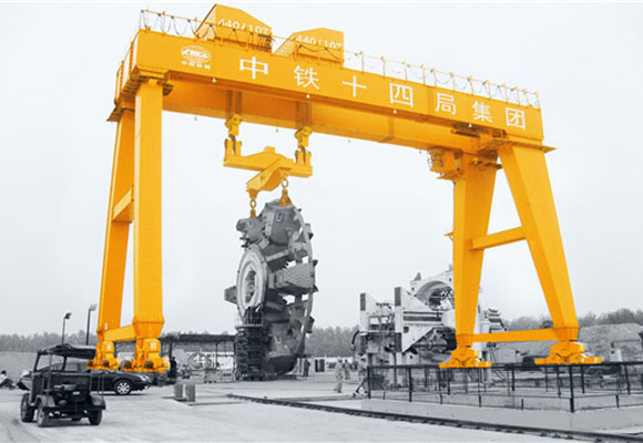 Grue à portique à double poutre avec bouclier