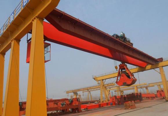 Pont roulant à double poutre avec grippage