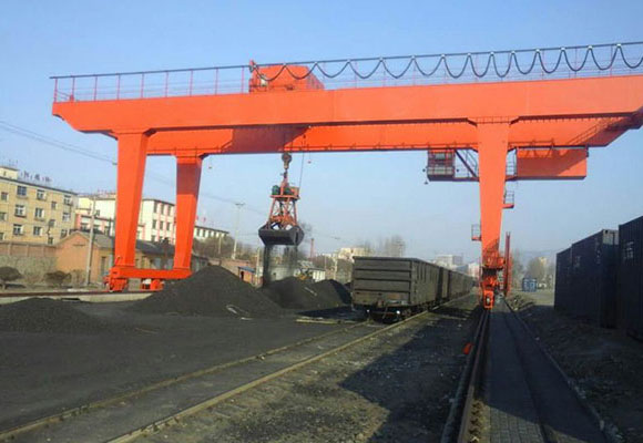 Grue à portique avec godet à grappin