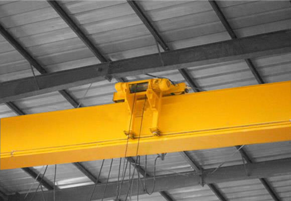 Grue aérienne à faible hauteur libre de la poutre
